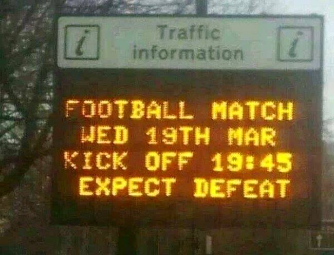 Ето какво гласеше един от пътните знаци в Манчестър в деня на мача с Олимапиакос :D