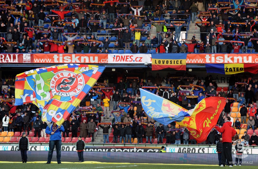 Фенове и полиция се биха в центъра на Прага