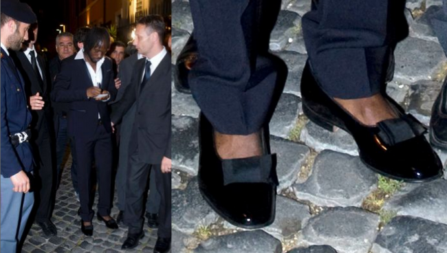 Играчът на Рома Жервиньо тръгна по улиците на града, носейки женски обувки