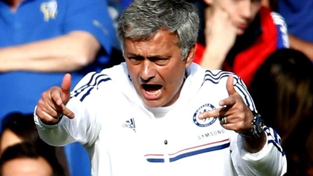 Моуриньо крещял на играчите на полувремето с Норич