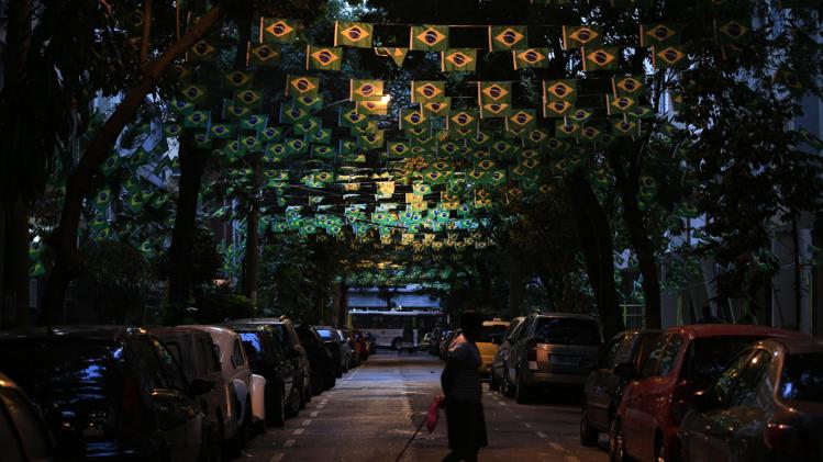 Улиците на Рио де Жанейро месец преди началото на Световното първенства