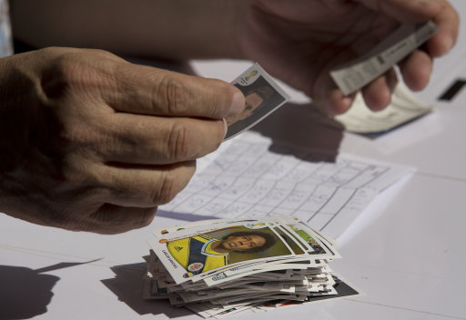 Учител по математика пресметна колко му е струвало попълването на албума Panini - £413.24