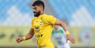 Глобиха ирански футболист за прегръдка с фенка