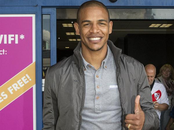 Фернандо пристигна в Манчестър (снимка)