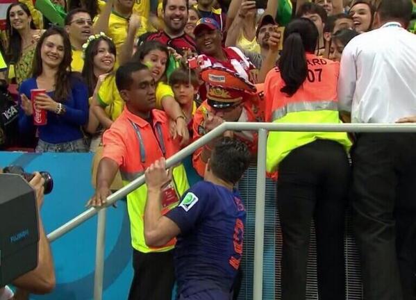 Вижте какво стана с медала на Ван Перси (видео)