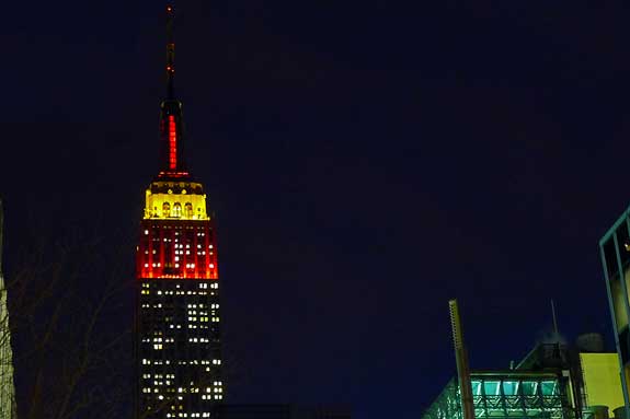 Осветиха Емпайър Стейт Билдинг с цветовете на Германия