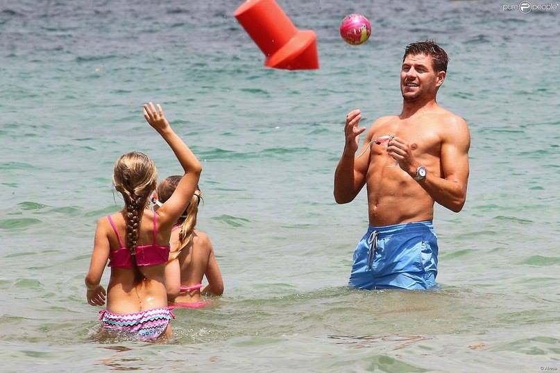 Стивън Джерард се наслаждава на плажовете на Ибиса със семейството си