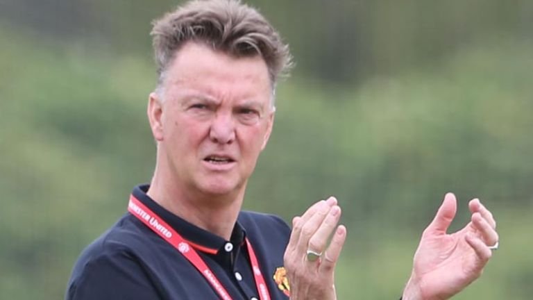 Ван Гаал: Трябва да се готвим за сезона, а не да се занимаваме с комерсиална дейност