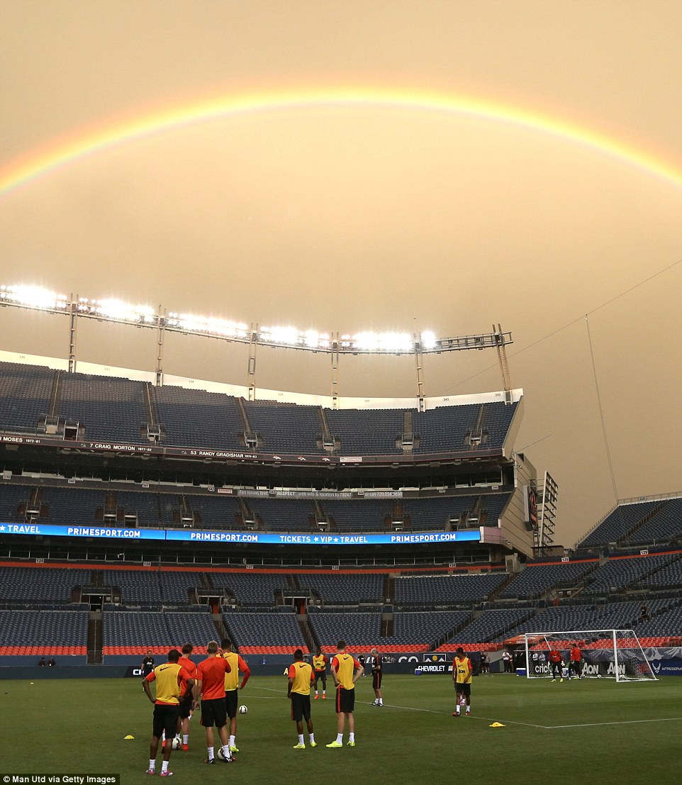 Прекрасната дъга над Спортс Фийлд, където Манчестър Юнайтед провежда тренировка