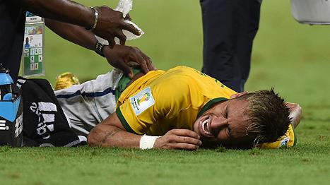 Неймар почива на плажа със специален корсет (снимка)