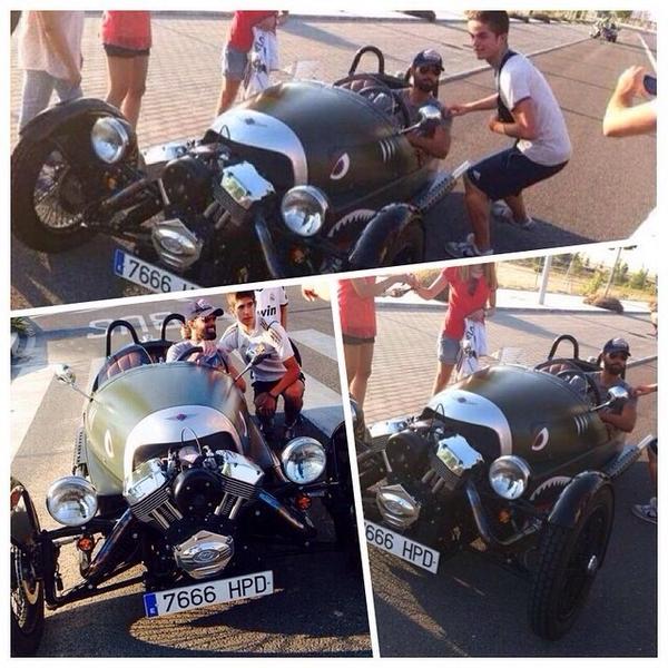 Арбелоа пристигна на тренировка с триколка Morgan, която обаче струва около 80 хиляди лева