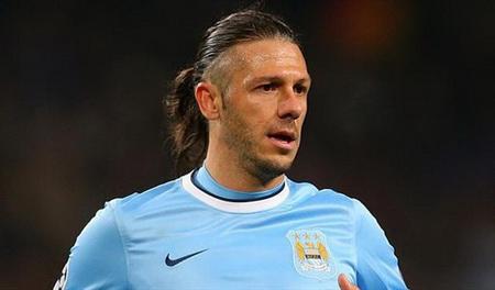 Демикелис: Футболът в Англия е свързан с ръгбито