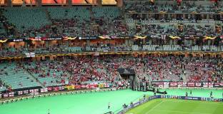  Линекер се присмя на стадиона в Баку