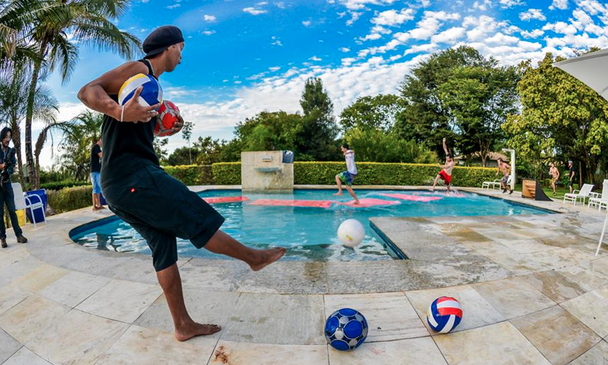 Как се забавлява Роналдиньо в имението си 