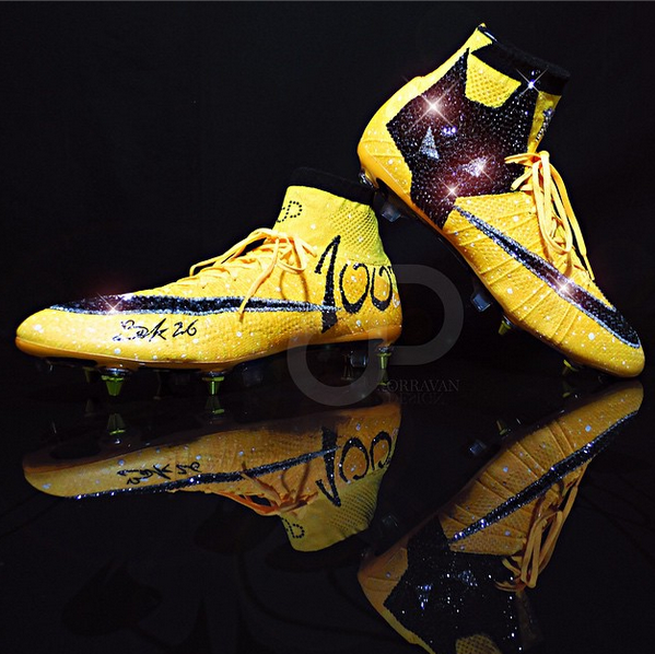 Бакари Сако от Уулвс ще отпразнува 100-я си мач с бутонки инкрустирани със Swarovski