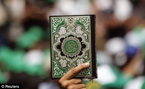 На английски фен му беше забравено да посещава мачове, след като скъса страници от Корана