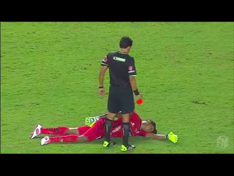 Вратар имитира загуба на съзнание, за да избегне изгонване