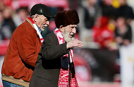 Ограбиха 102-годишния фен на Спартак Москва