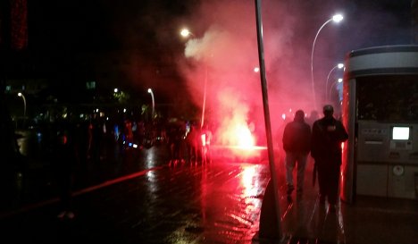 Сръбски фенове атакуваха полицаи в Подгорица