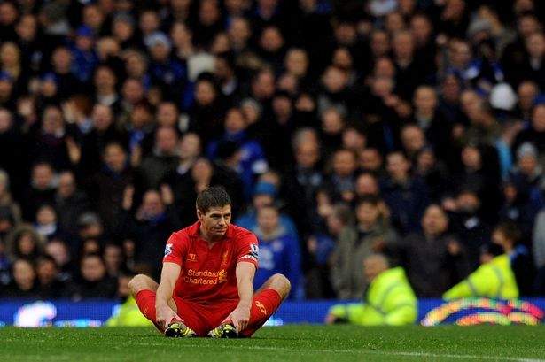 Фенове отбелязаха годишнината от подхлъзването на Джерард (видео)