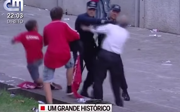 Полицаи набиха баща пред децата му (видео)