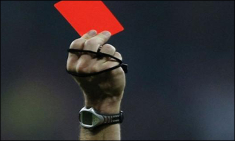 Съдия показа пет червени картона за пет минути