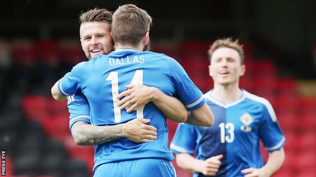 Фенове на Северна Ирландия пеели песни срещу Блатер и Катар