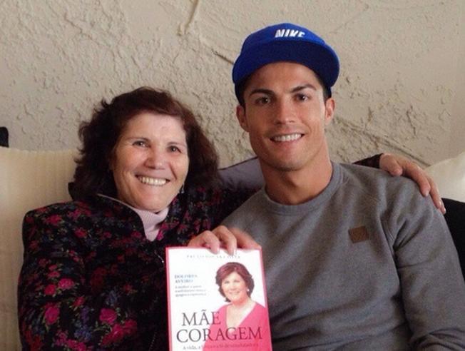 Полицията задържа майката на Роналдо