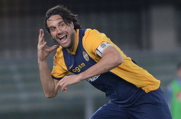 Хелас Верона продължи договора си с Лука Тони