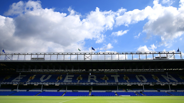 Евертън се раздели с двама