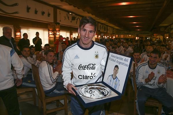 Меси с паметна плоча по случай стотния си мач за националния отбор. 