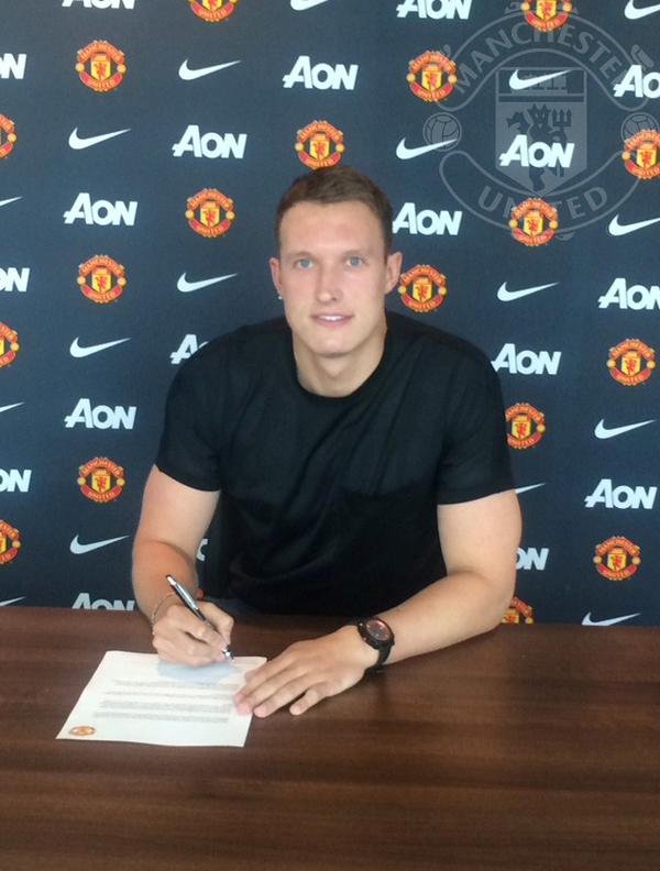 Юнайтед обяви за удължаване на договора си с Джоунс 