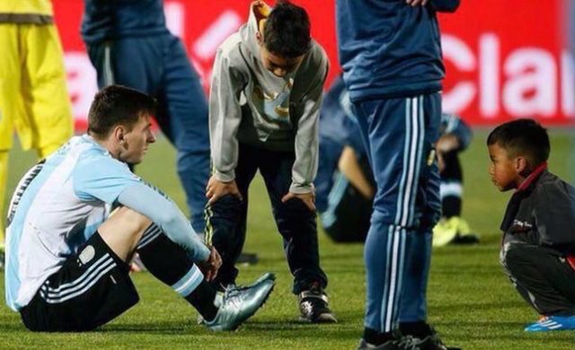 Чилийски деца утешават Меси след мача с Чили. 