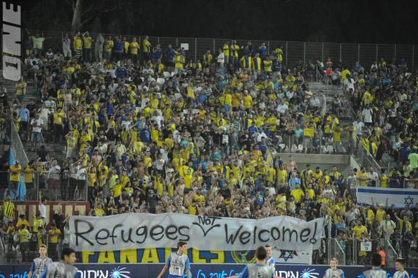 Израелски фенове издигнаха банери в подкрепа на бежанците