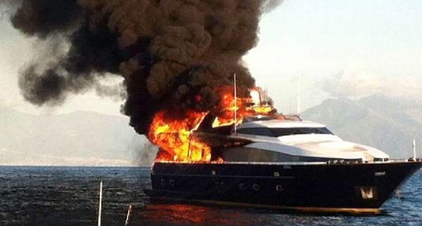 Де Лаурентис едва се спасил от горящата си яхта (видео)