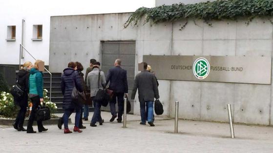Данъчни и полиция влязоха в офисите на Немския футболен съюз