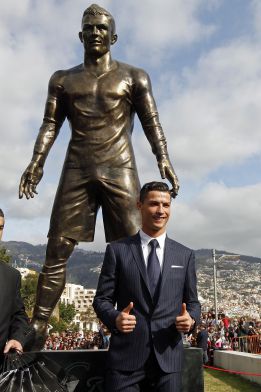 Махнаха статуята на Роналдо, заради вандали