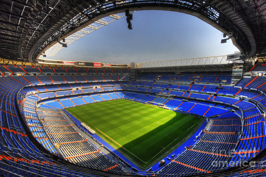 Сантьяго бернабеу. Estadio Santiago Bernabeu. Стадион Барнабелло. Сантьяго Бернабеу вид с трибун. Ворота стадиона Santiago Bernabeu.