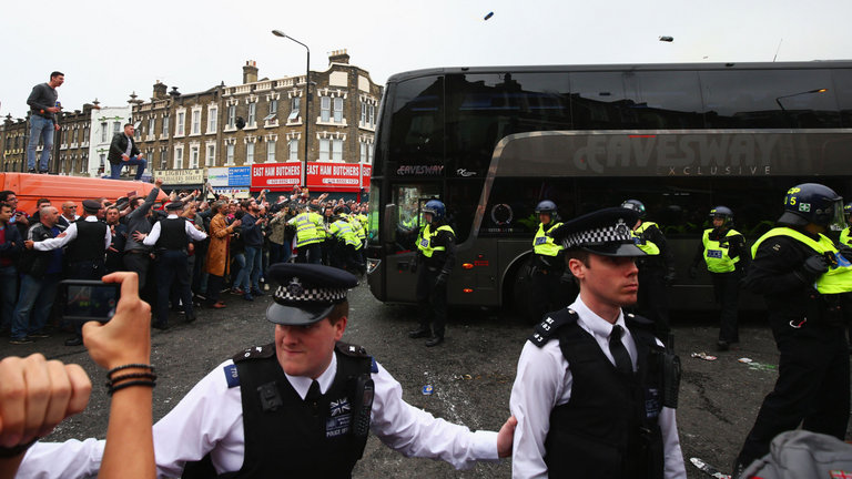 Задържаха един от виновните за погрома над автобуса на Юнайтед