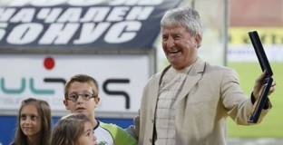 Прасе с шал на ЦСКА бе заколено от легенда и фенове на Левски (снимки)