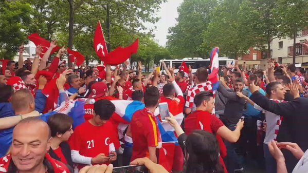 Парижки фенове атакуваха турски запалянковци 
