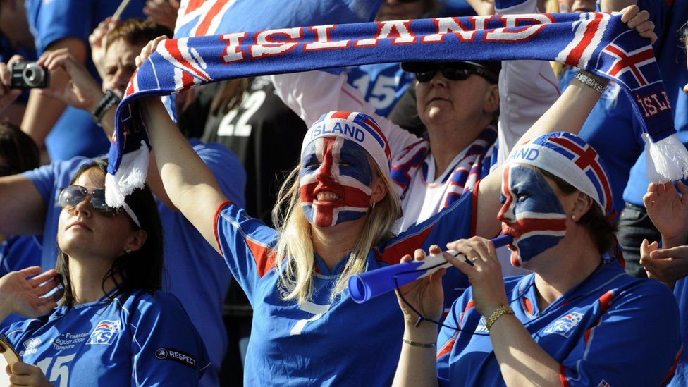 Исландски фен нае самолет, за да бъде на мача с Англия 