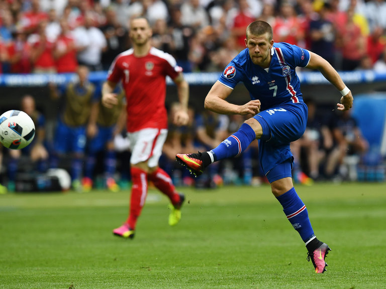 Бърнли подписа с най-добрия асистент в националния на Исландия