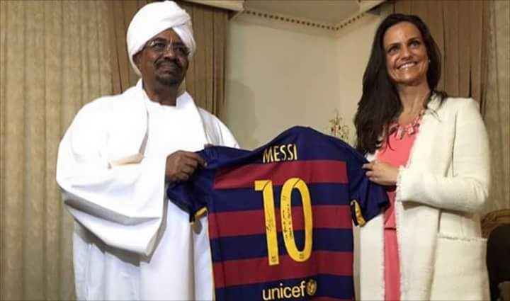 Жена излъга президента на Судан с фланелка на Меси 