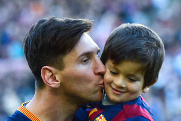 Меси записа сина си в академията на Барселона 