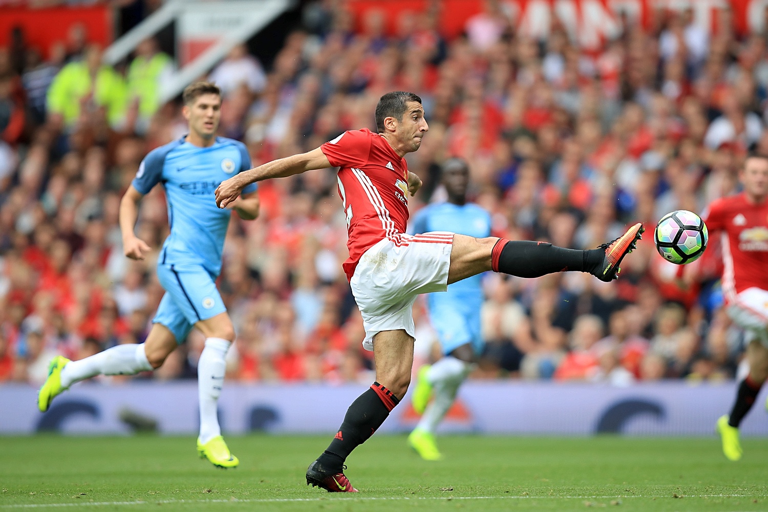 Мхитарян пропуска следващите три мача на Юнайтед 