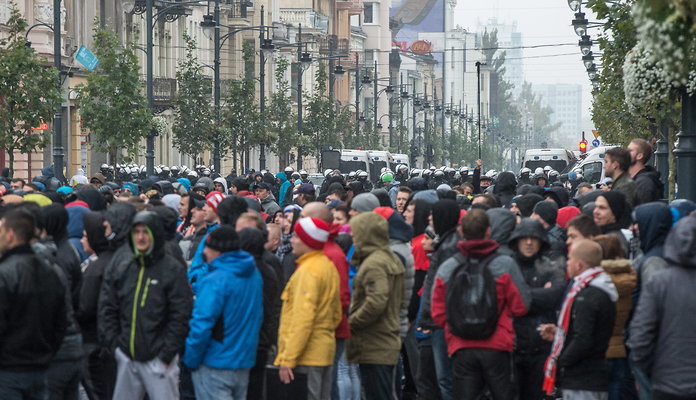 Полицията арестува 21 фена на Видзев