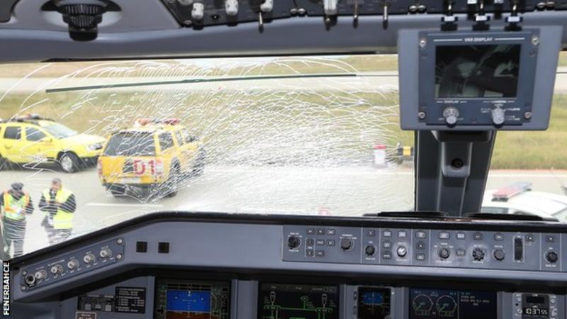 Самолетът на Фенербахче се приземи аварийно на път за Манчестър 