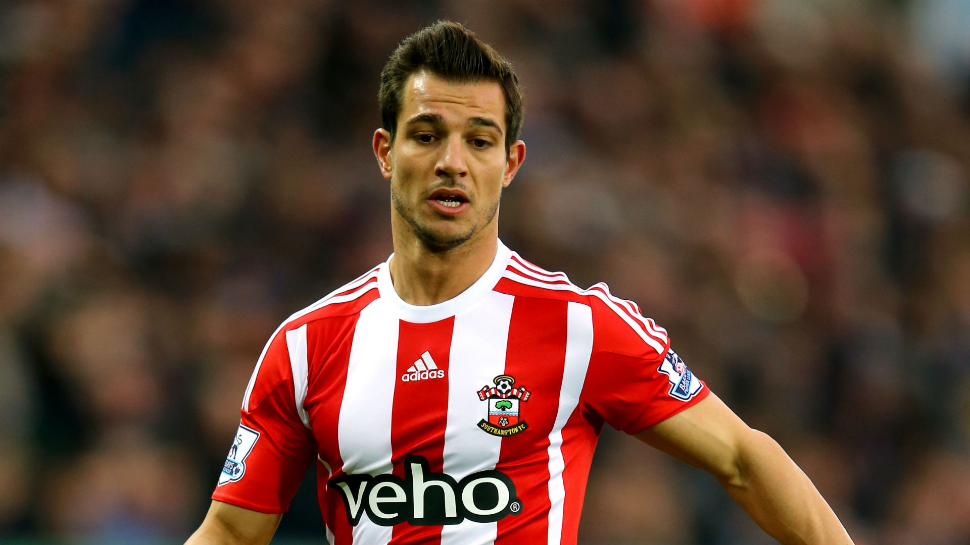 Португалски национал може да замени Видал в Барса 