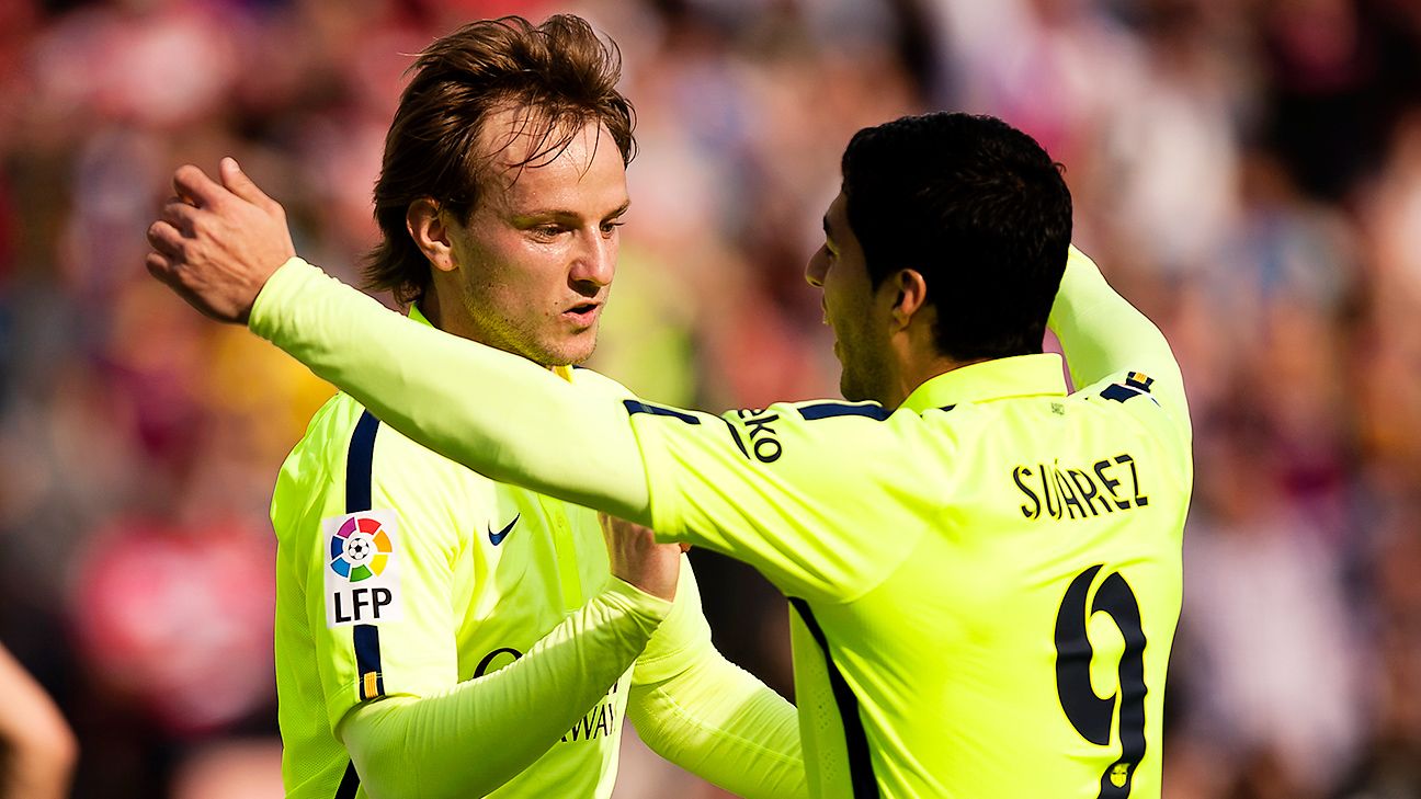 Суарес и Ракитич подновяват договорите си до края на декември 